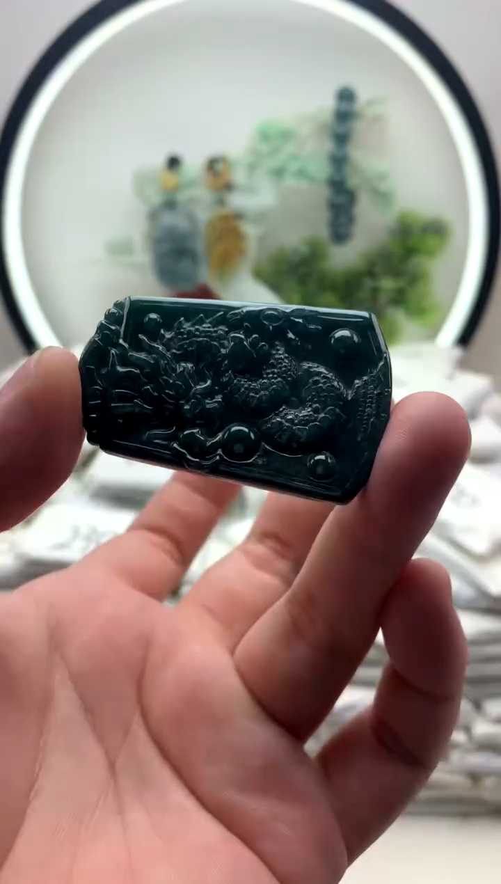 颈饰未镶嵌翡翠龙牌