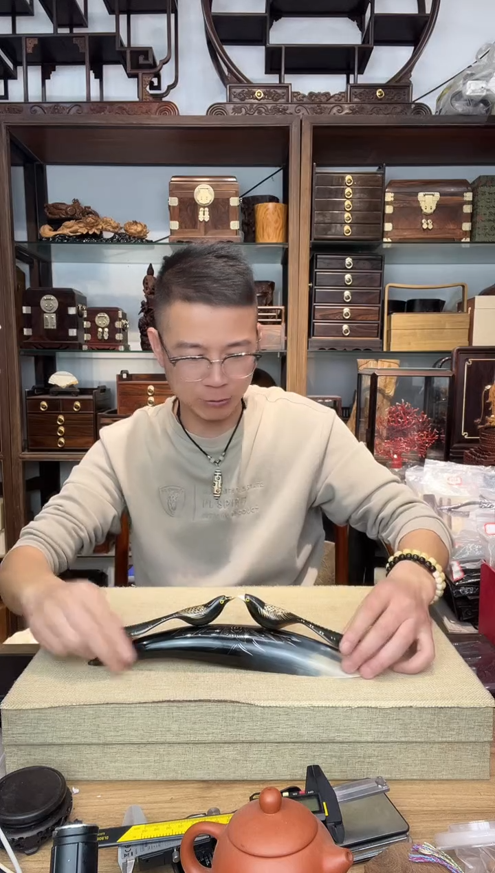 乌木类书架138角雕刻两只鸟摆件