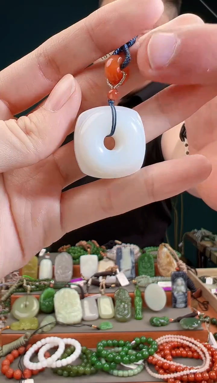 颈饰未镶嵌和田玉一物一证 拍一单发一个