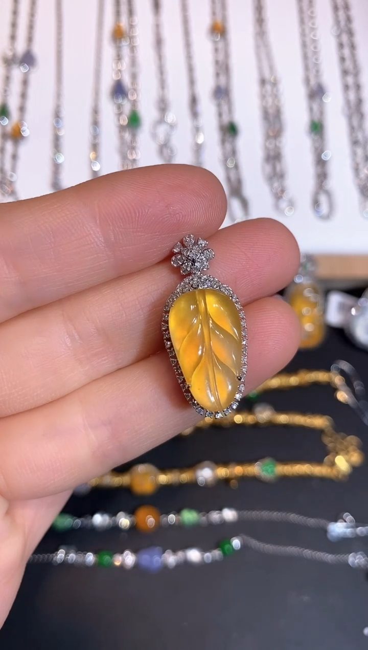 颈饰18K金镶嵌翡翠吊坠