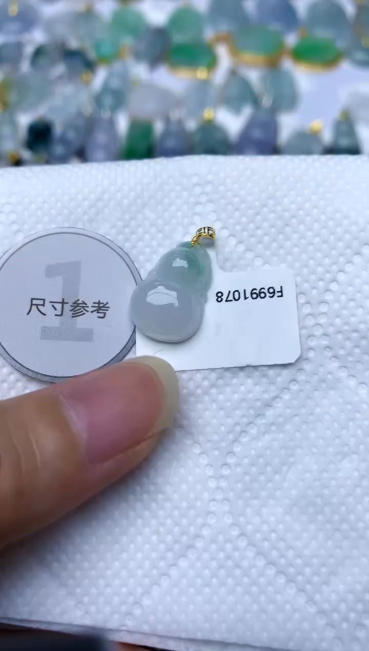 颈饰18K金镶嵌翡翠天然A货翡翠