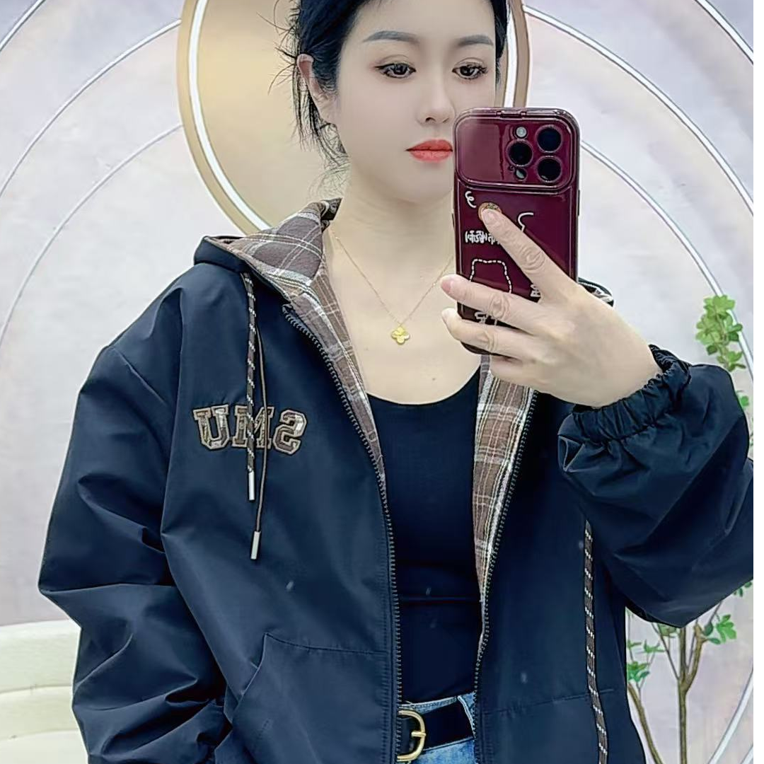 25013款格子拼色刺绣甩帽外套