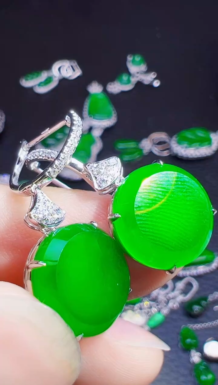 18K金镶嵌翡翠耳饰海**音翡翠