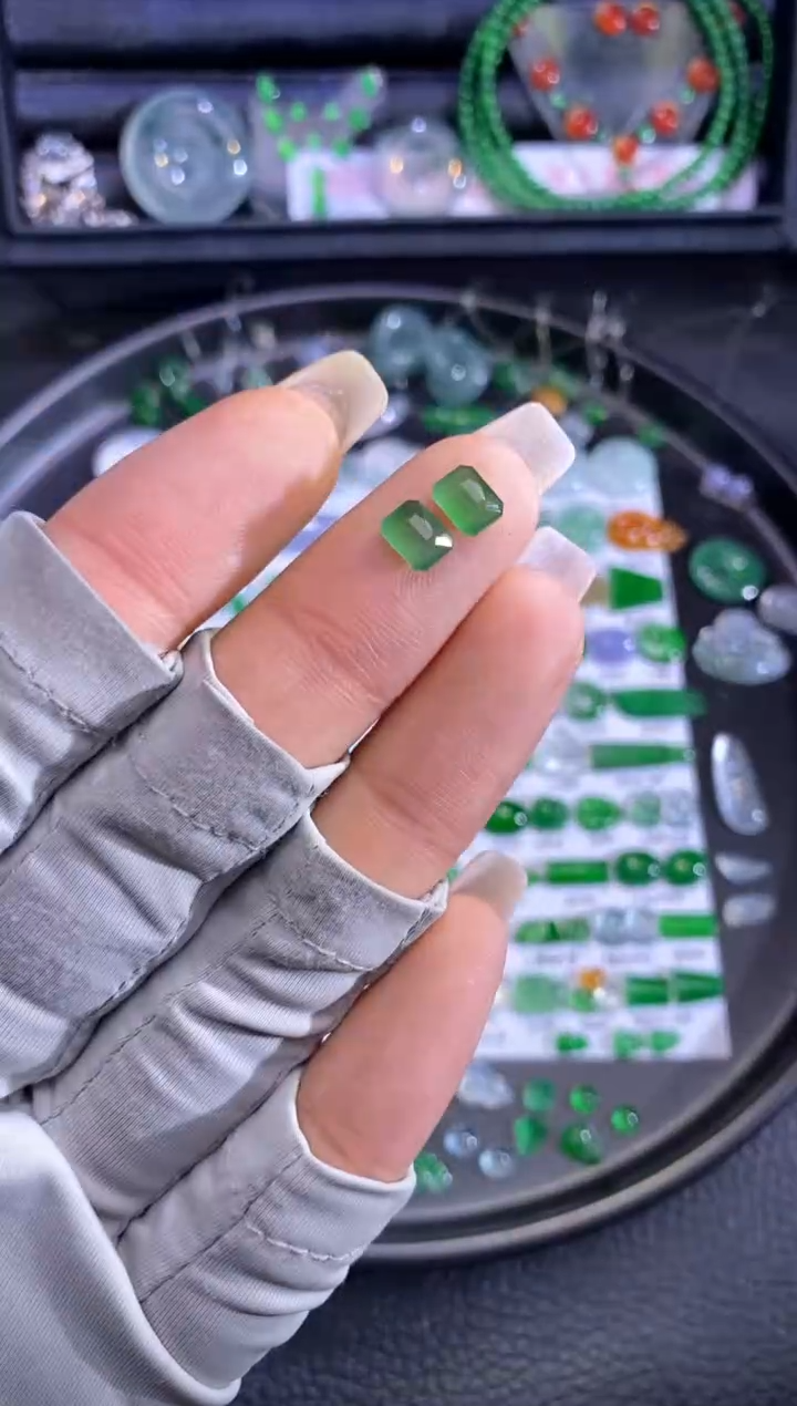 未镶嵌挂件翡翠切割