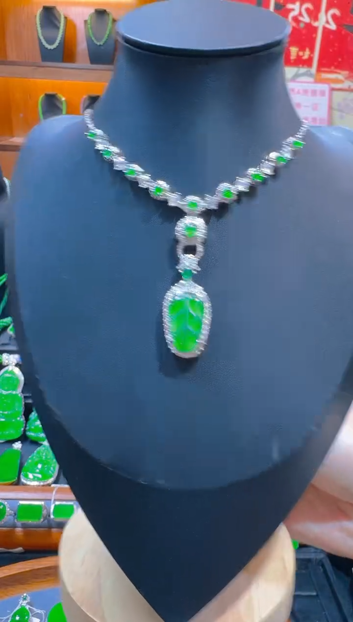 【闪购商品】翡翠吊坠(赠链)未镶嵌天然A货翡翠