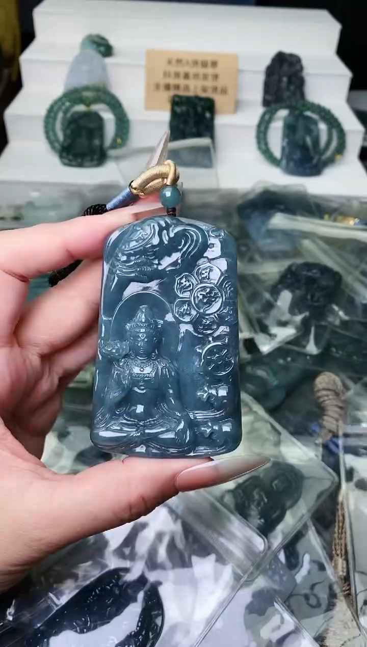 颈饰未镶嵌翡翠 