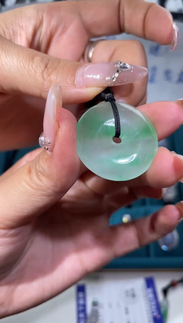 翡翠未镶嵌颈饰平安扣