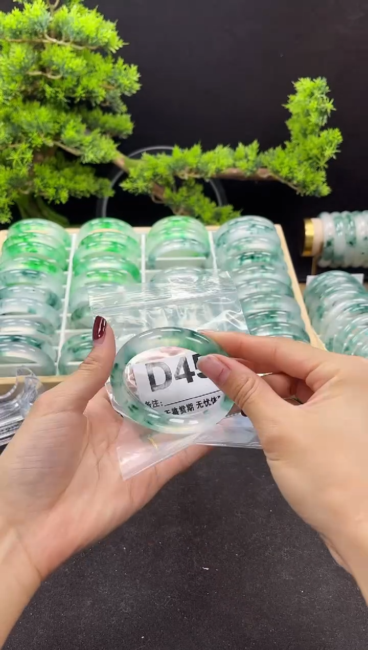 【闪购商品】石英岩玉手镯未镶嵌D45