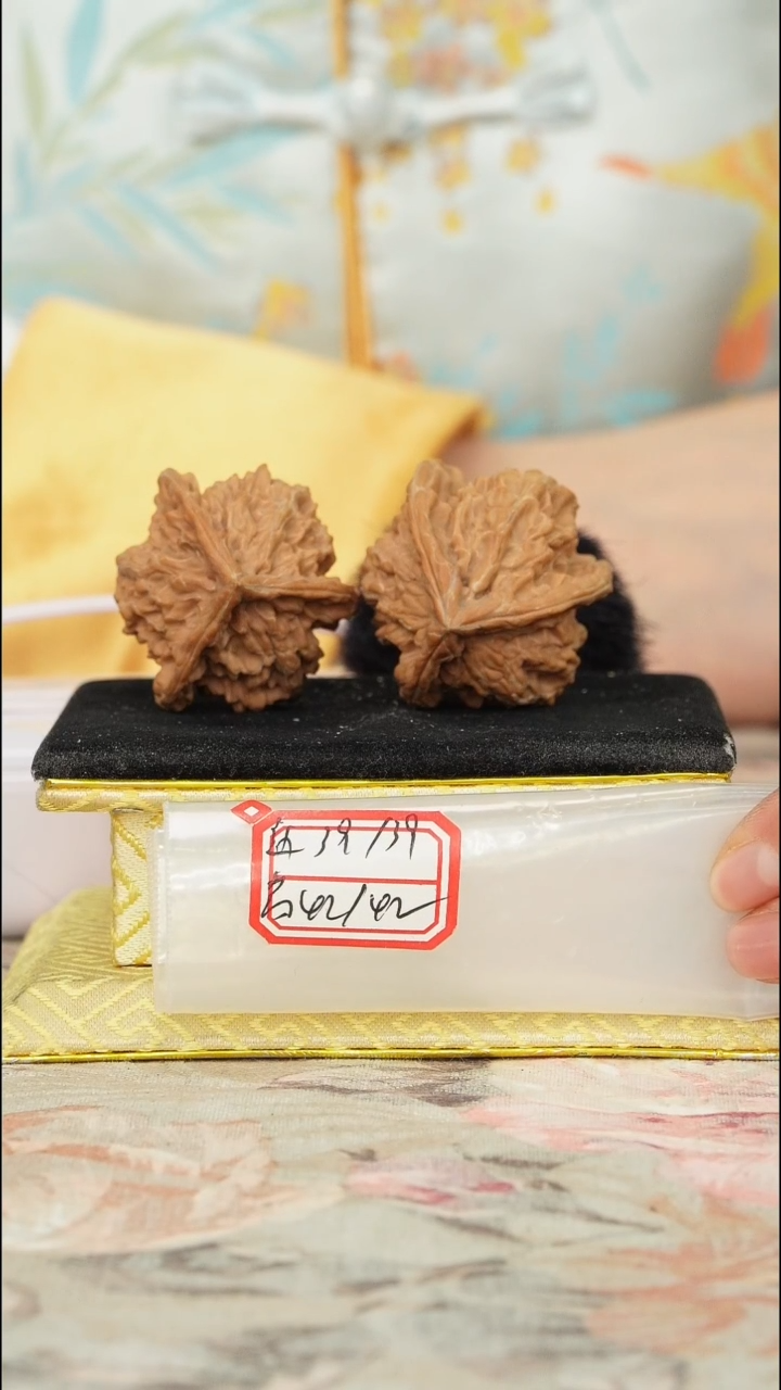 【闪购商品】文玩核桃把件盘山三棱