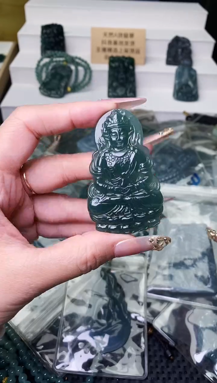 颈饰未镶嵌翡翠 