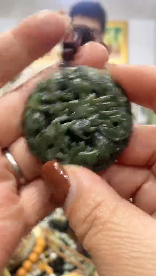 未镶嵌蛇纹石玉吊坠     