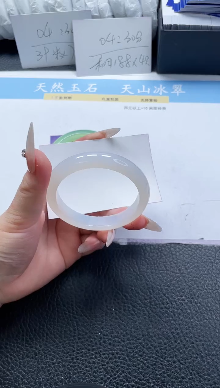 【闪购商品】石英质玉手镯未镶嵌350-56