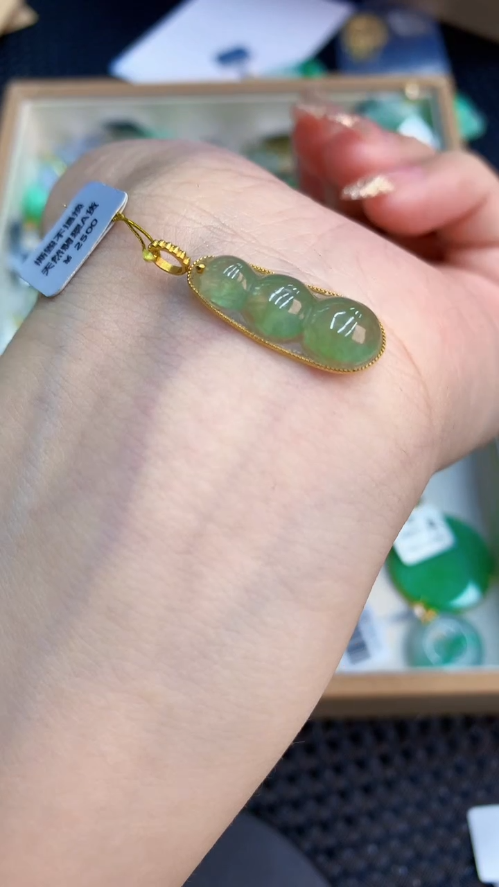 翡翠18K金镶嵌颈饰            8