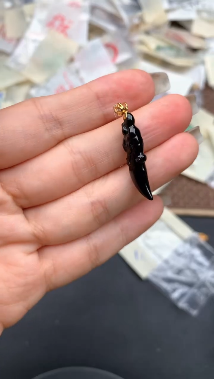 18K金镶嵌挂件翡翠一