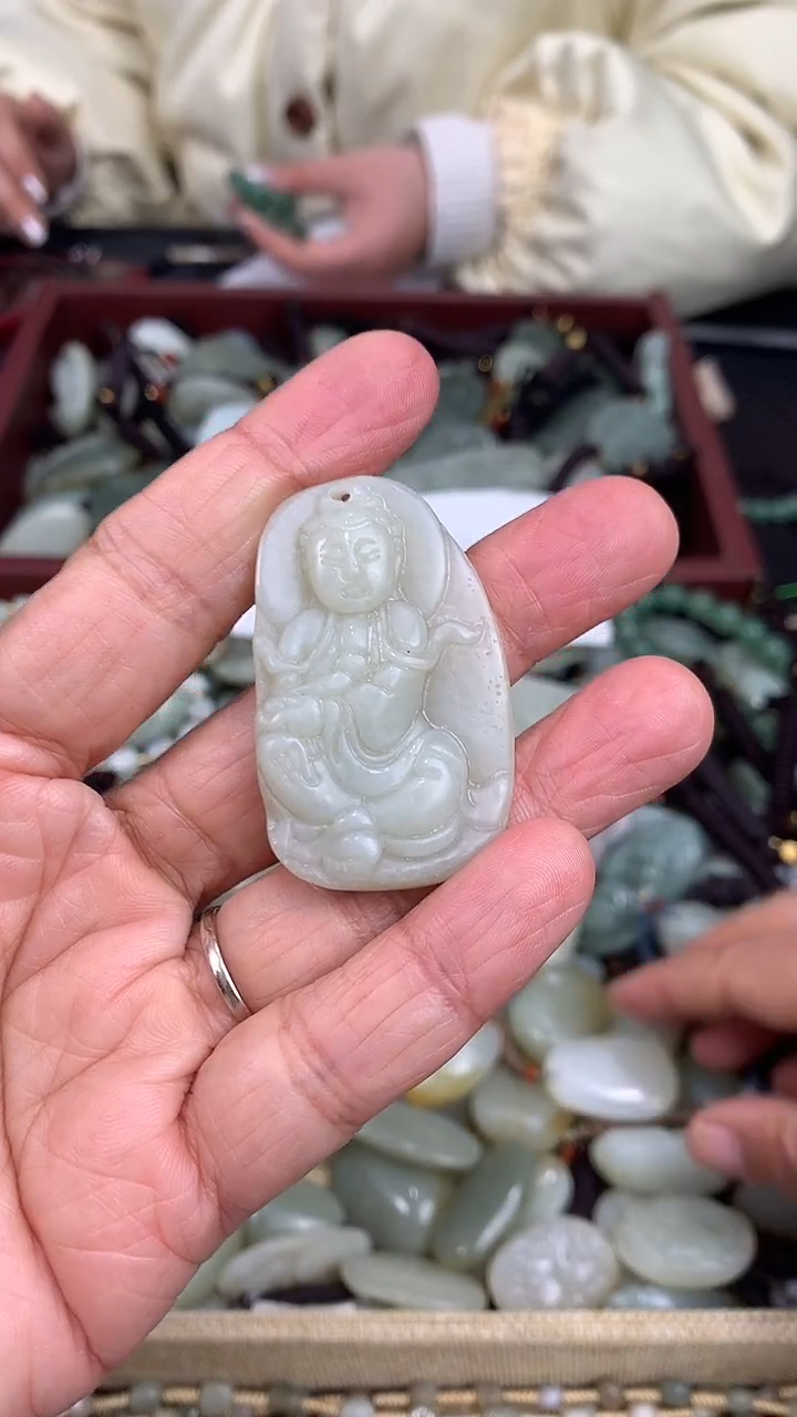 颈饰未镶嵌和田玉（多样性发一件）没有证书有瑕