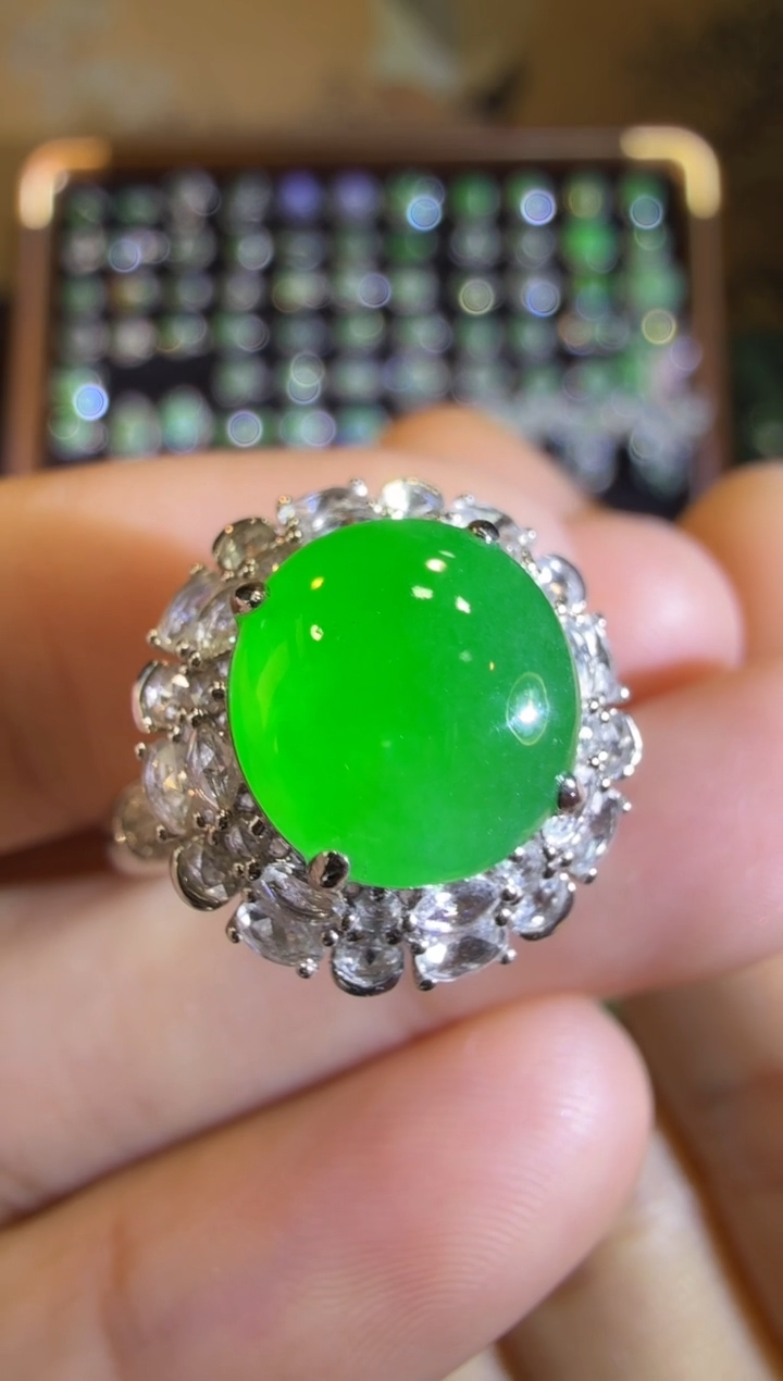 【闪购商品】翡翠戒指18K金镶嵌高冰满绿正阳绿蛋面