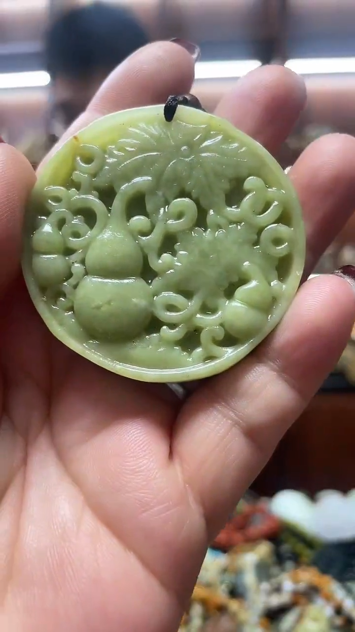 未镶嵌蛇纹石玉吊坠    