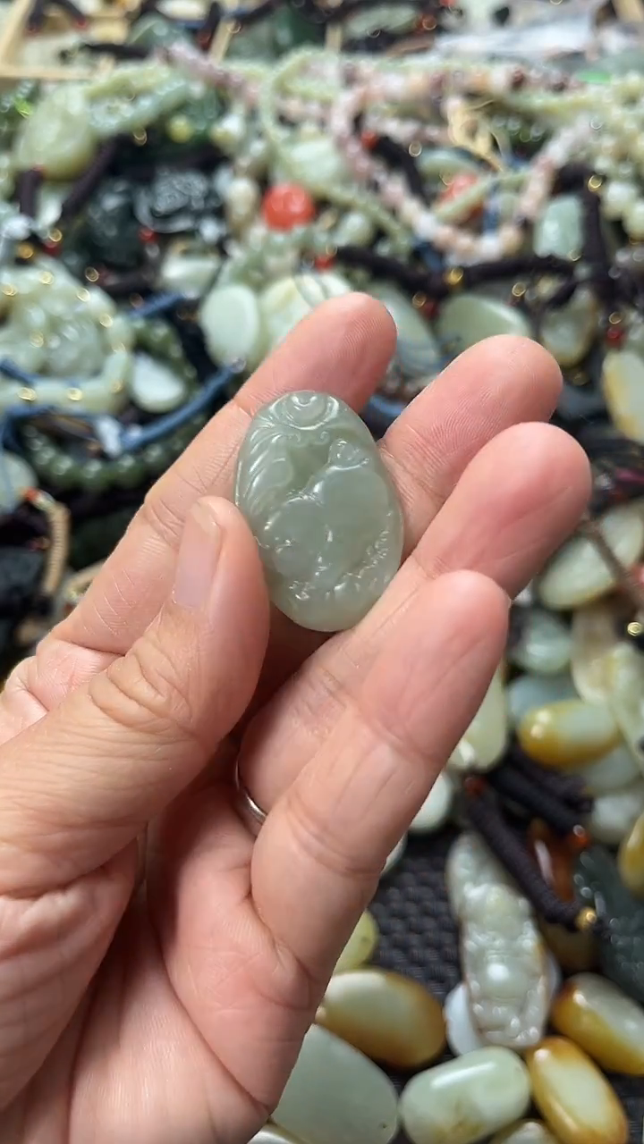 和田玉未镶嵌颈饰（多样性发一件）没有证书有瑕