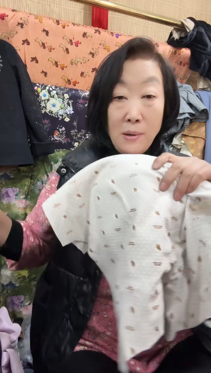 石墨烯黑色带帽刺绣女士卫衣裁片一件中码（内里白，脏无售后）440号