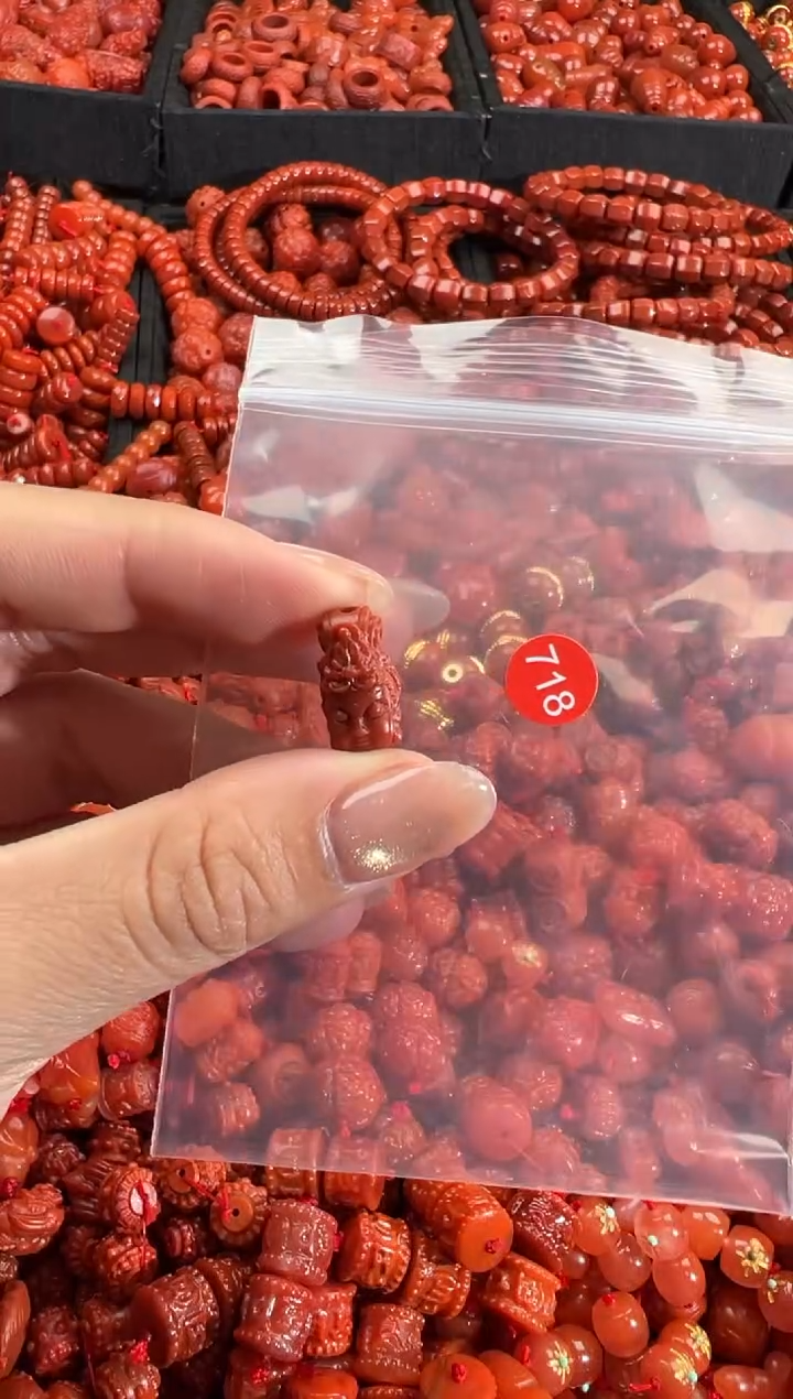 南红玛瑙未镶嵌颈饰1