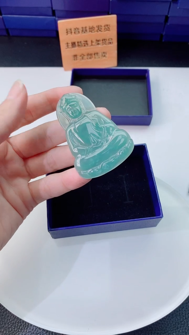 翡翠未镶嵌颈饰   `