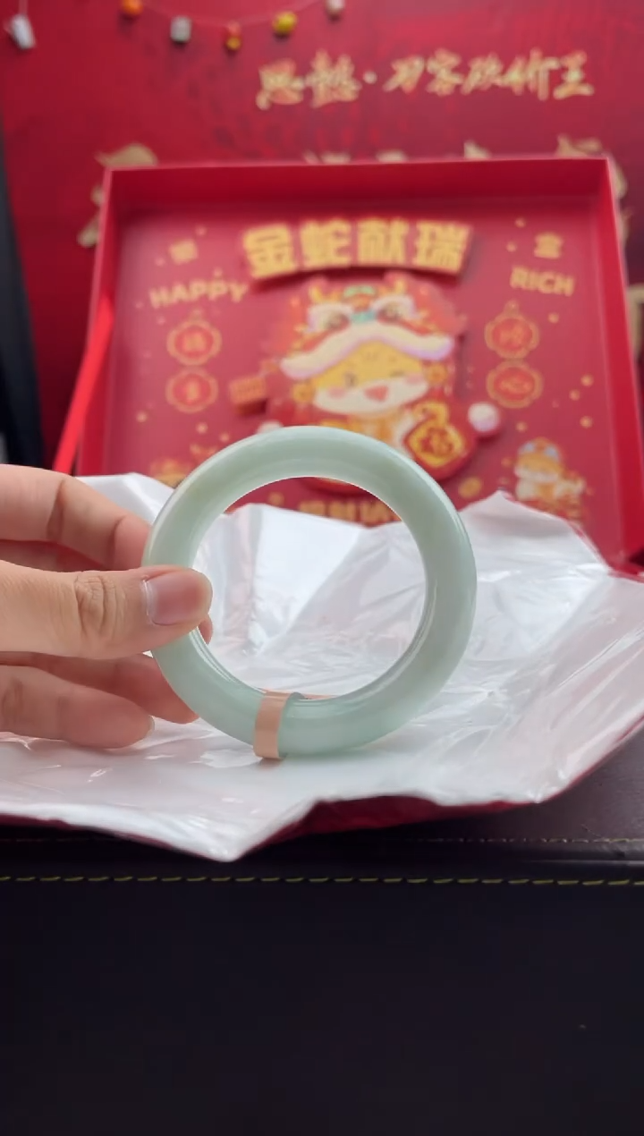 【闪购商品】翡翠手镯未镶嵌18翡翠手镯（微瑕）