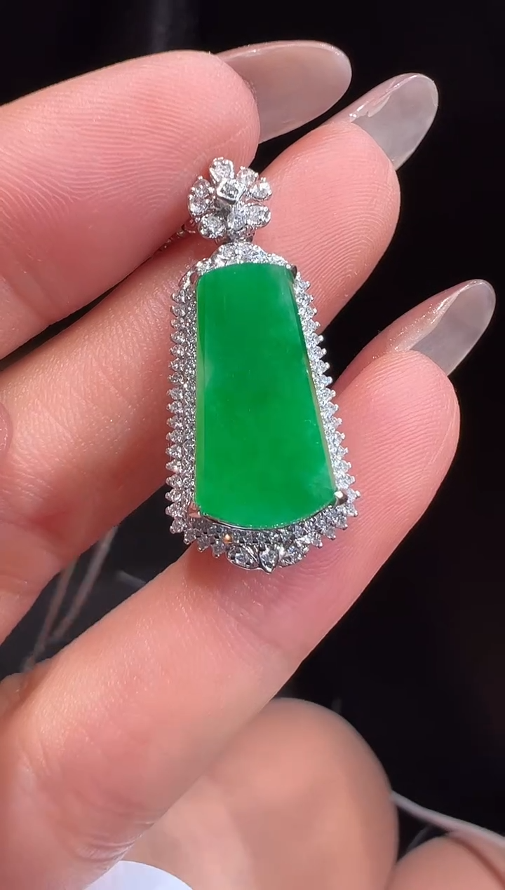 颈饰18K金镶嵌翡翠吊坠