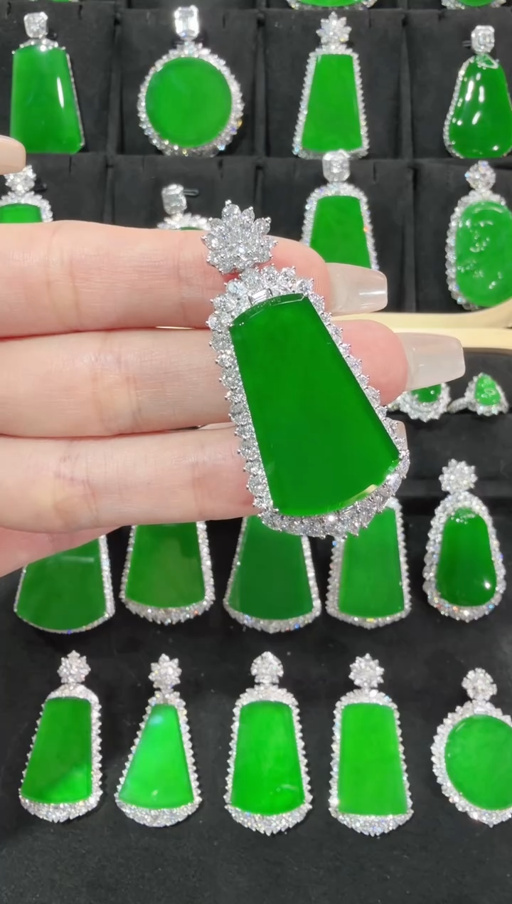 颈饰18K金镶嵌翡翠执*?无事牌天然A货翡翠72h鉴赏期