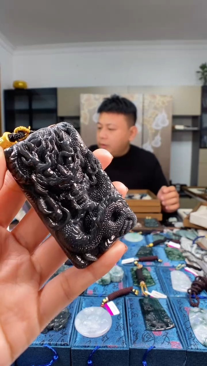 颈饰未镶嵌翡翠  多样性发其一