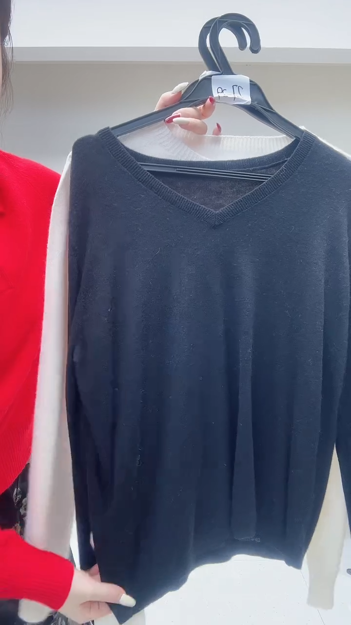 黑色V领羊毛打底衫