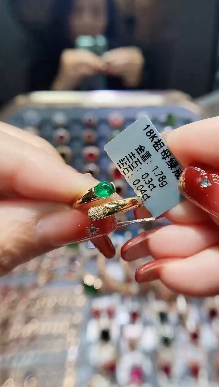 【闪购商品】祖母绿戒指18K金镶嵌0.3..