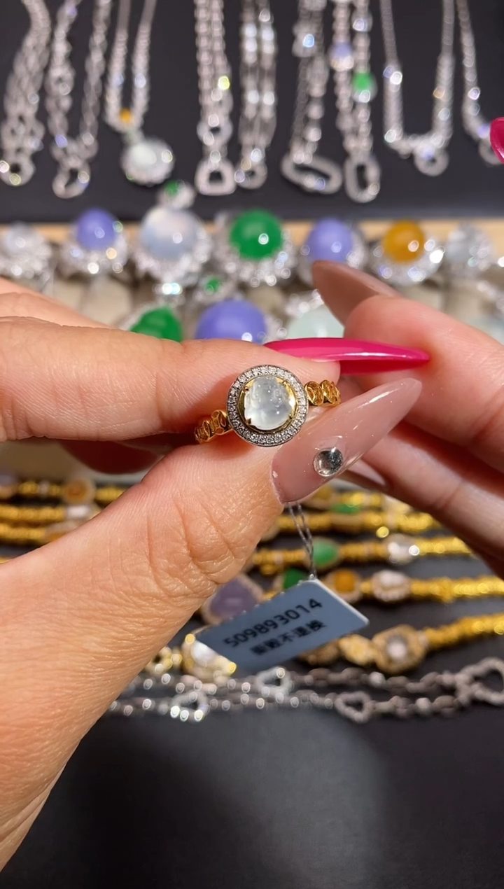 颈饰18K金镶嵌翡翠戒指