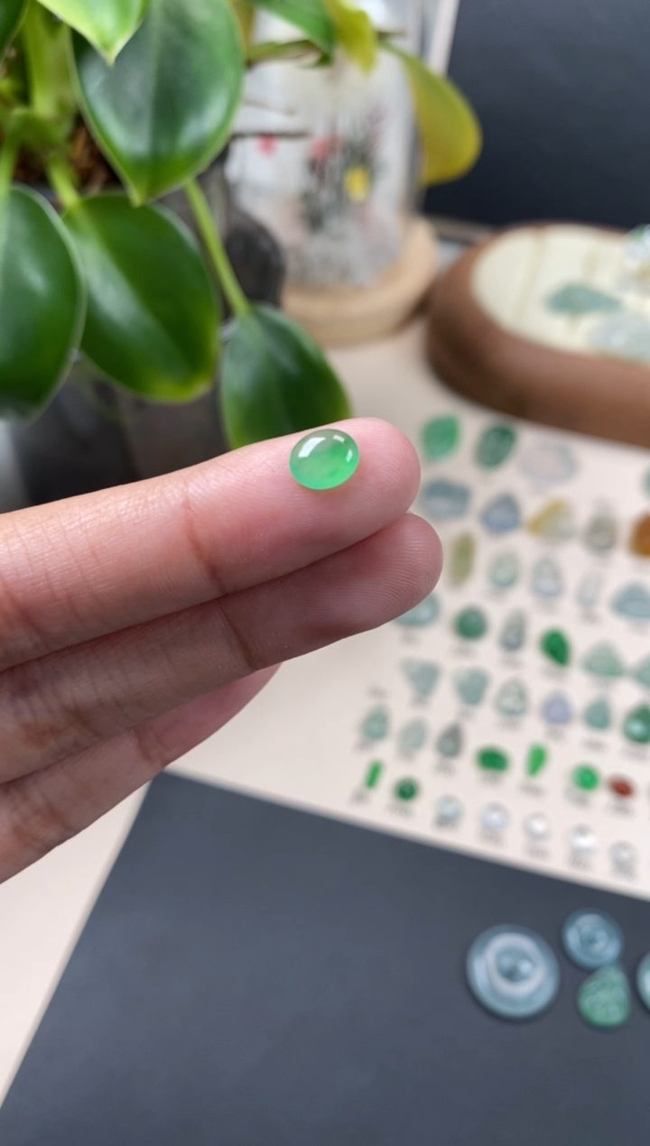 【闪购商品】翡翠颈饰未镶嵌翡翠冰绿蛋面