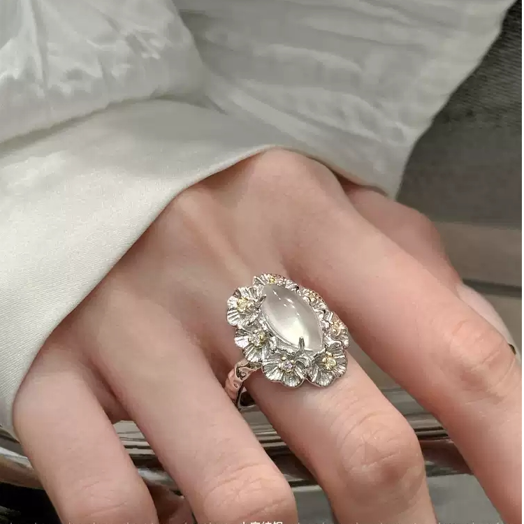 925银戒指 J13229<柒柒>橄榄型镶嵌分色桃花肌理戒身开口气质戒指