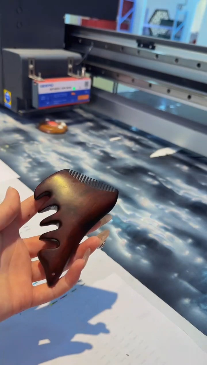 【闪购商品】香枝木类端景台红色紫檀怪兽梳 B00083