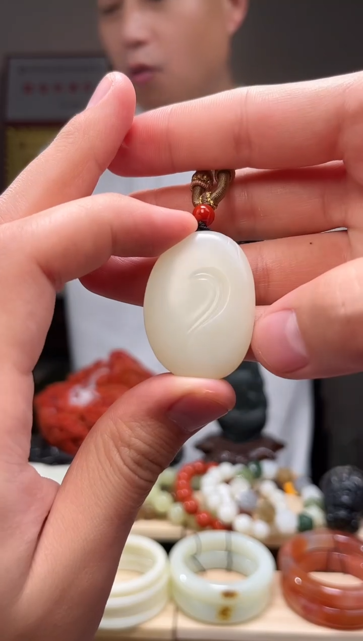 颈饰未镶嵌和田玉吊坠