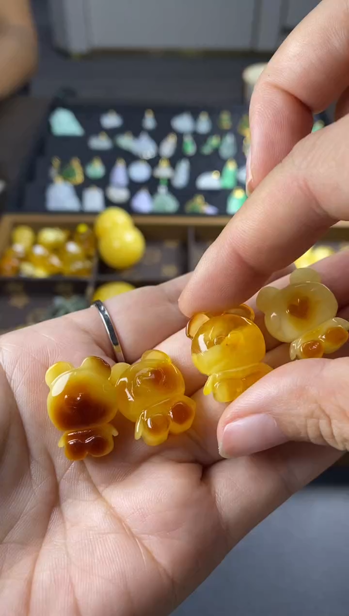 蜜蜡吊坠(不含链)未镶嵌迷*中熊（多样性发其一）