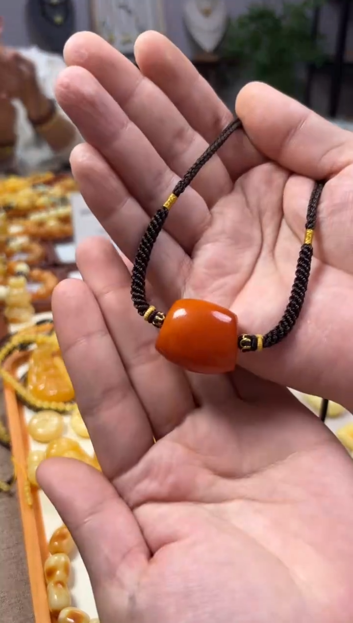 【闪购商品】蜜蜡裸石未镶嵌锁骨