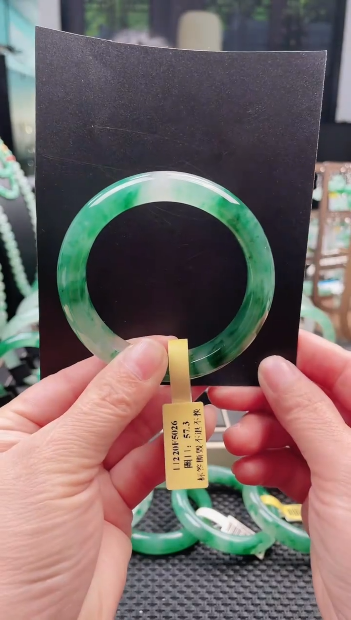 未镶嵌手镯石英质玉（非洲翠）手镯