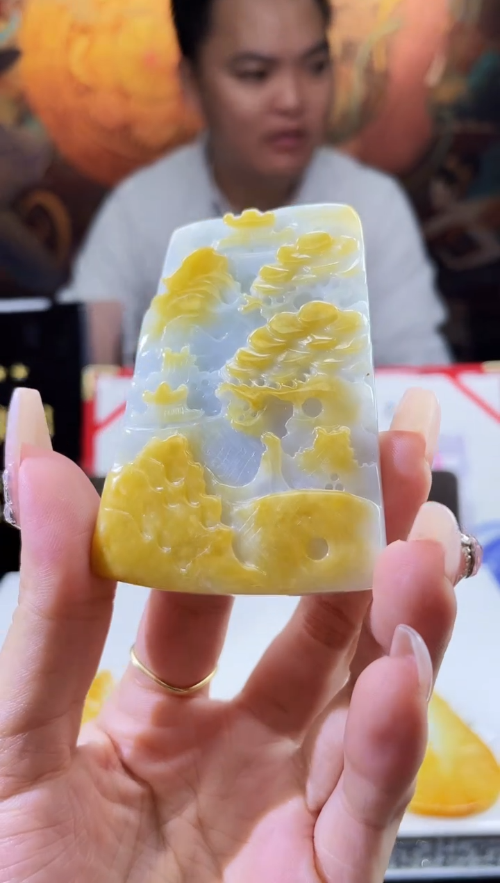 翡翠未镶嵌颈饰多样性发其一