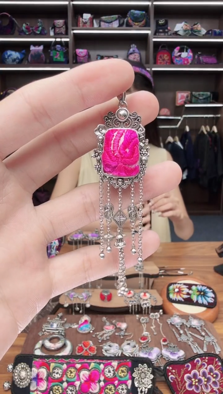 织绣21蒙阿苏苗绣传承店