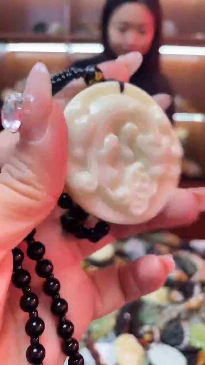 未镶嵌蛇纹石玉吊坠   