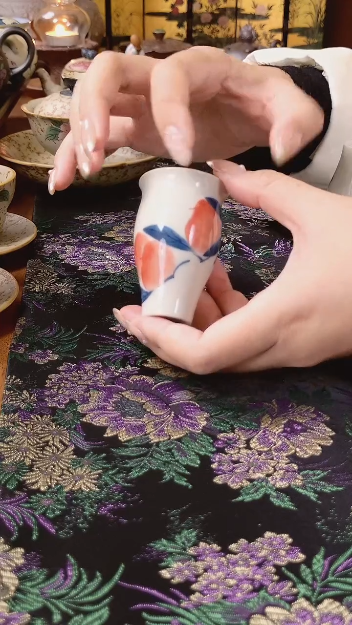 釉下手绘水蜜桃美人杯