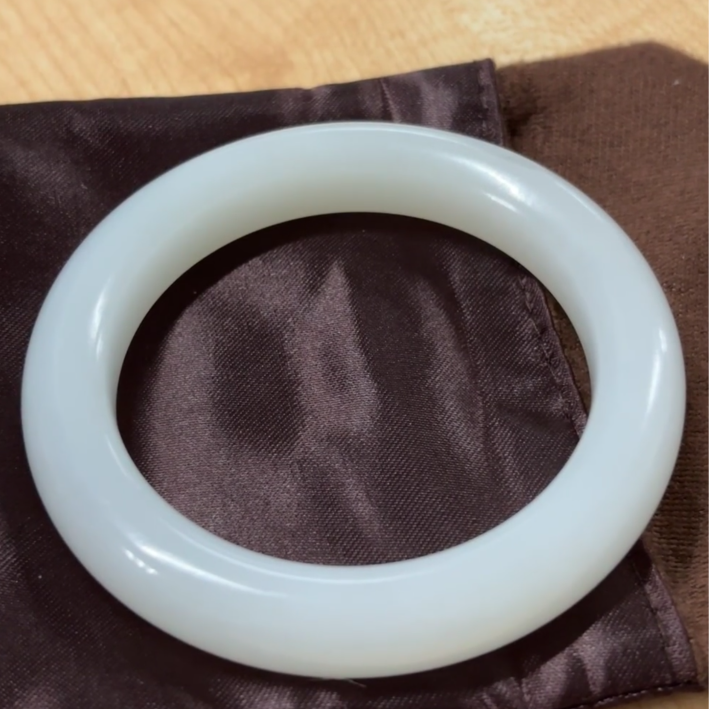 新疆和田羊脂白玉手镯气质时尚百搭适合送女友妈妈的收藏版