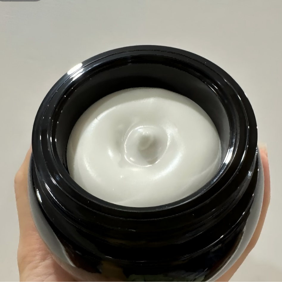 妆前用的黑瓶的面霜 