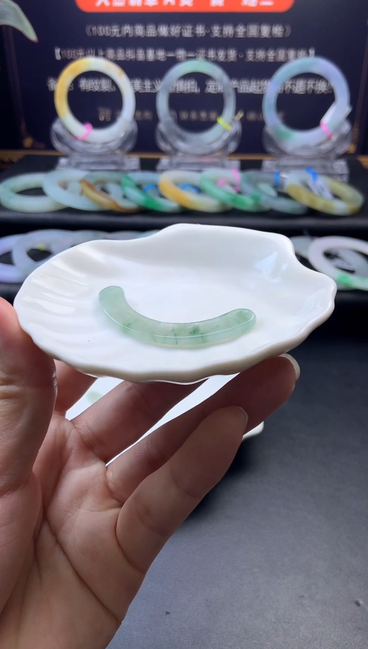 翡翠未镶嵌颈饰玉璜