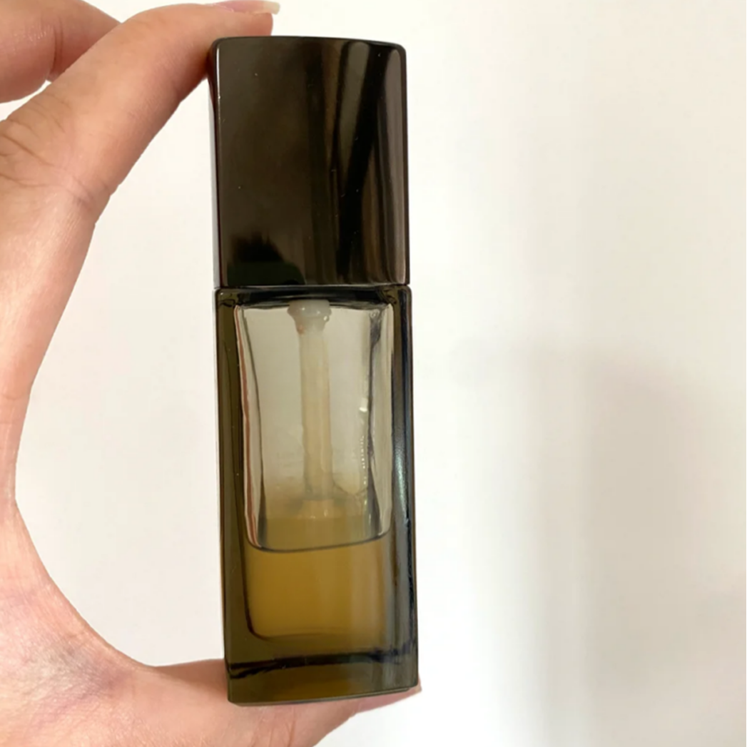 黑色瓶子装的面部精油