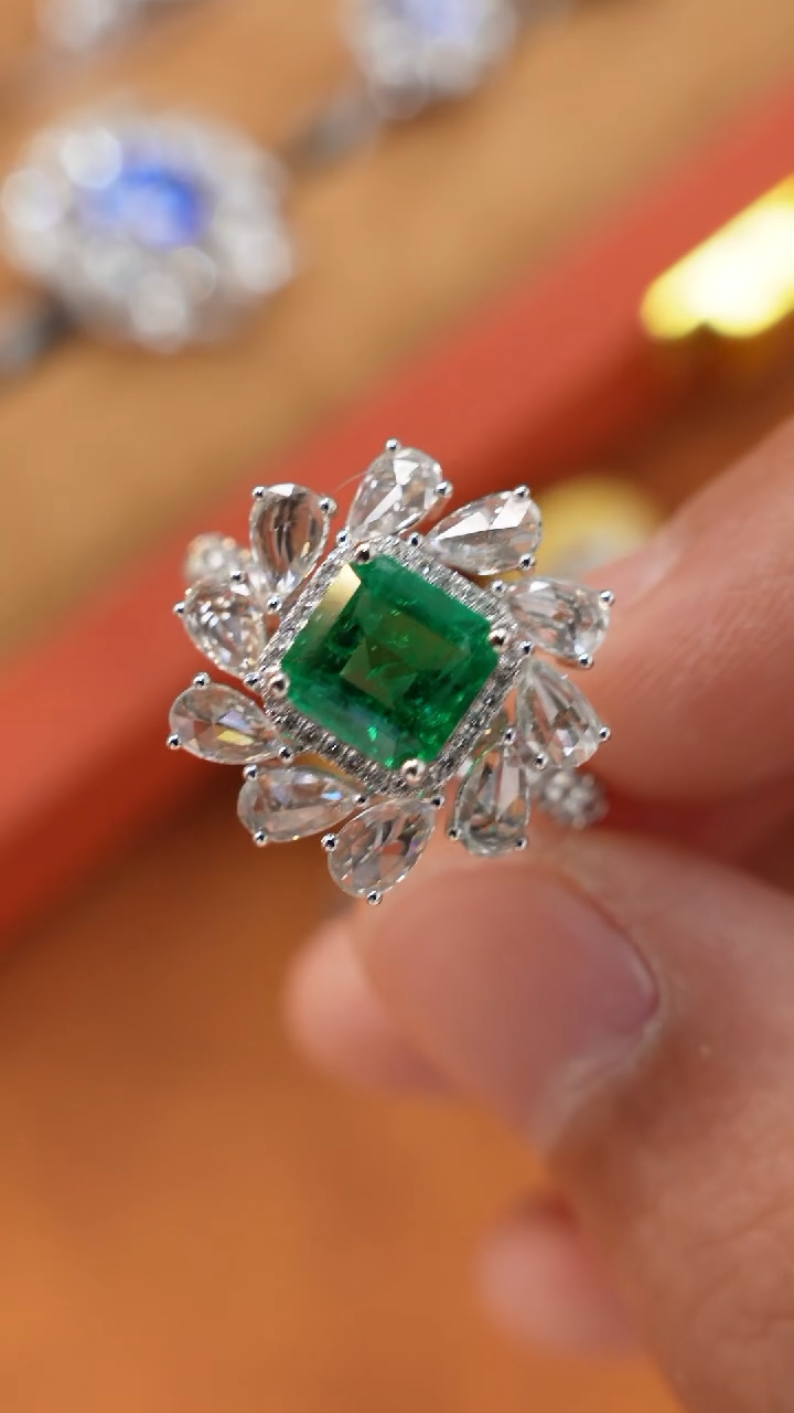 【闪购商品】祖母绿戒指18K金镶嵌1.22ct潘潘完美切