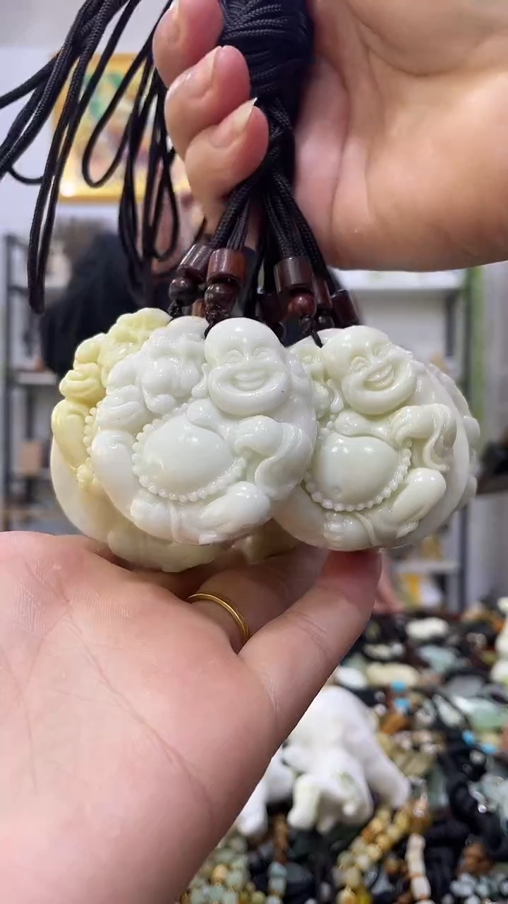 未镶嵌蛇纹石玉吊坠  多样性发其中一件