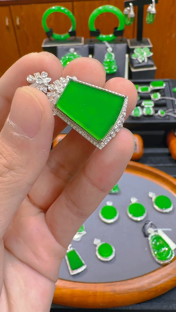 【闪购商品】翡翠吊坠(赠链)18K金镶嵌天然A货翡翠